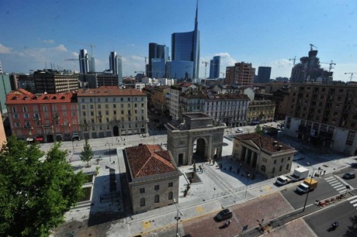 Porta Garibaldi oggi e sullo sfondo i palazzi di Piazza Gae Aulenti: l'attuale zona di Porta Nuova.