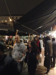 Anche di sera nel tratto finale, Corso Garibaldi ha un'età media inferiore e un maggior numero di frequentatori.